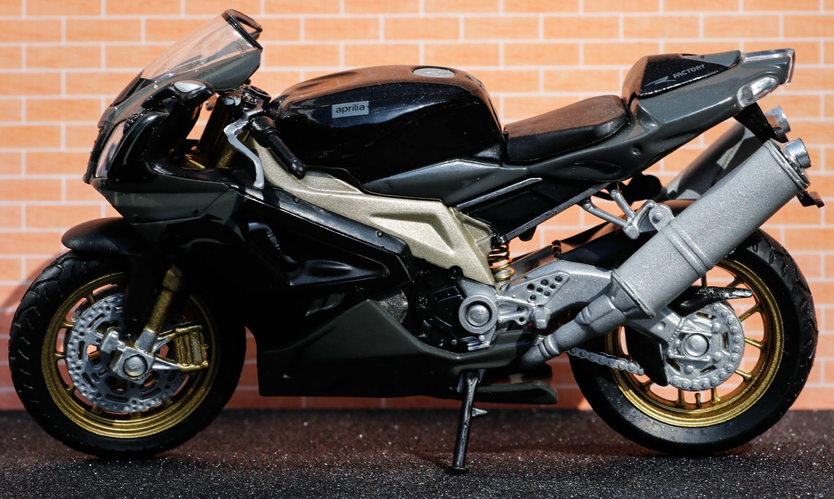 Welly Aprilia RSV1000